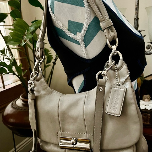 👛 SALE “COACH” 💯% Authentic Leather shoulder/crossbody bag - Picture 1 of 6